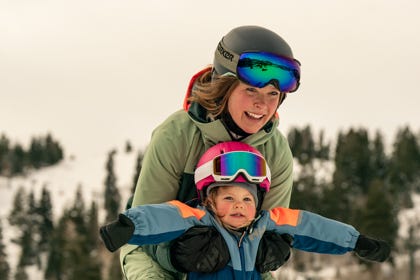 kaylin skiing with her daughter
